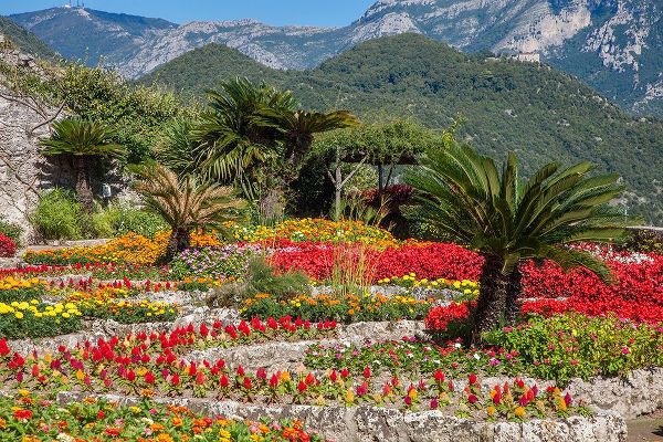 Eggers, Julie 아티스트의 Italy-Ravello Flower garden of Villa Rufolo over looking the Amalfi Coast and the Gulf of Salerno작품입니다.